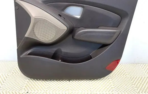 Hyundai ix35 Front door card panel trim