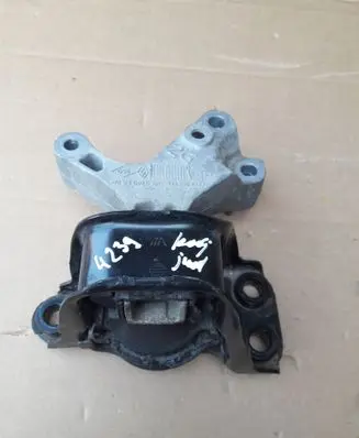 Engine mount bracket