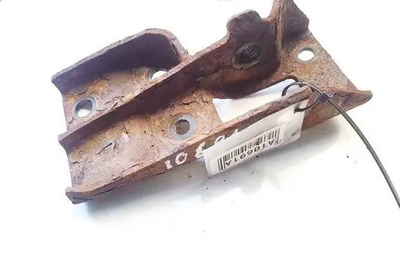 Toyota Yaris Engine mounting bracket