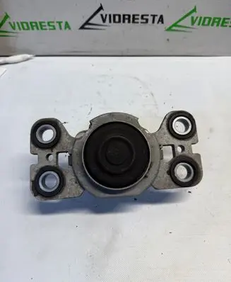 Volvo XC60 Engine mount bracket