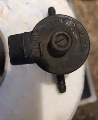 Volkswagen Golf III Vacuum valve 171919825