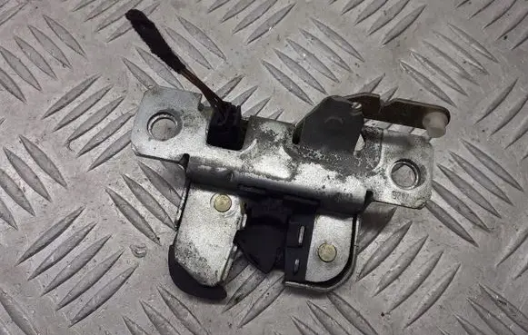 Volkswagen Polo IV 9N3 Tailgate exterior lock 