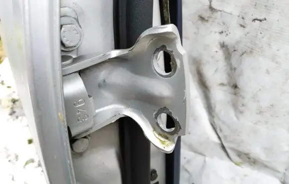 Mitsubishi Carisma Rear door lower hinge
