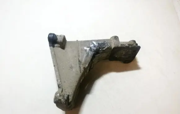 Volkswagen PASSAT B2 Engine mounting bracket