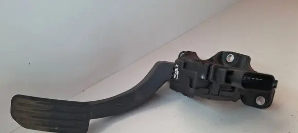 Accelerator throttle pedal