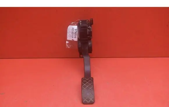 Accelerator throttle pedal