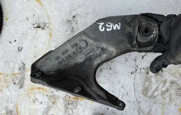 BMW X5 E53 Engine mounting bracket 6751345