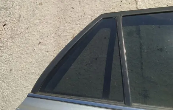 Toyota Avensis T250 Rear vent window glass 