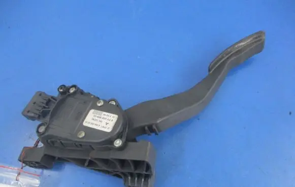 Mitsubishi Colt Accelerator throttle pedal MN125792