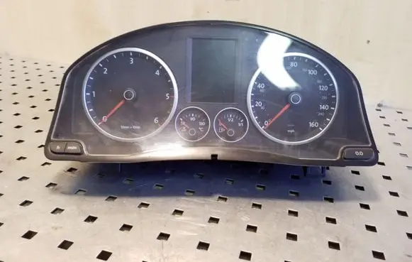 Volkswagen Tiguan Speedometer (instrument cluster) 5N0920970D