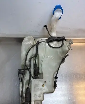 Windshield washer fluid reservoir/tank