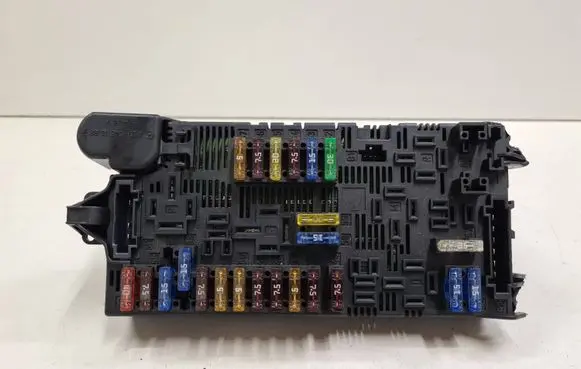 Mercedes-Benz E W211 Fuse module 2115453901 00007165A8204728001A3