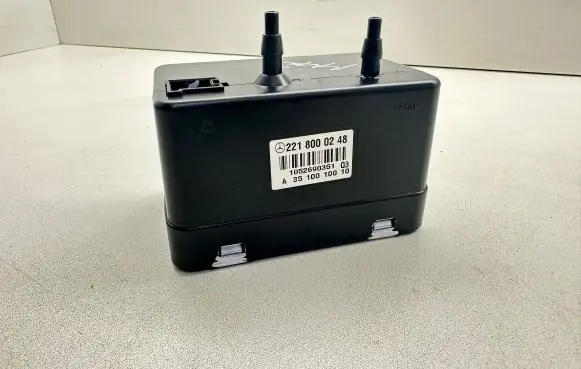 Mercedes-Benz S W221 Central locking vacuum pump A3510010010 1052690351 2218000248