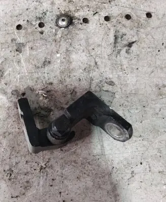 Volkswagen Touran I Front door upper hinge