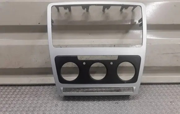 Skoda Octavia Mk2 (1Z) Radio/GPS head unit trim 1Z0858069BD
