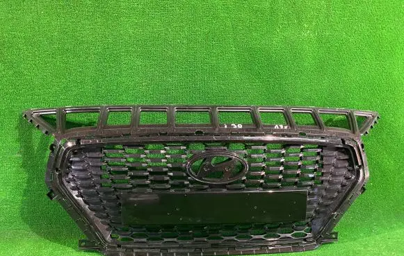 Hyundai i30 Front bumper upper radiator grill