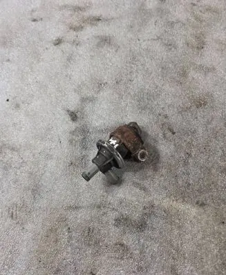 Audi A8 S8 D2 4D Vacuum valve 