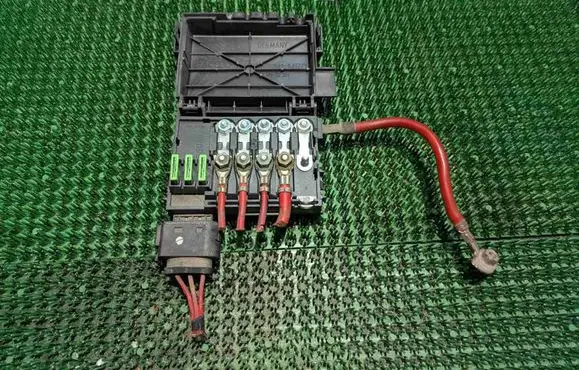 Volkswagen Golf IV Fuse module 1J0937550