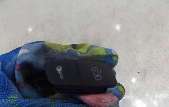 Volkswagen Polo Central locking switch button 