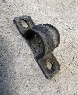 Nissan Primera Sway bar bush bracket, rear 