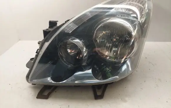 Toyota Corolla Verso AR10 Headlight/headlamp 811700F080