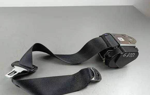 Middle seatbelt (rear)