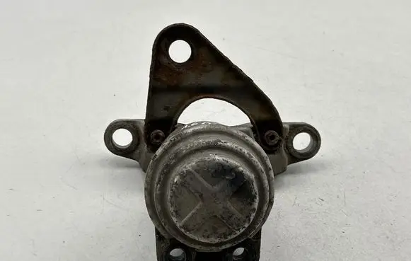 Ford Mondeo MK IV Engine mount bracket