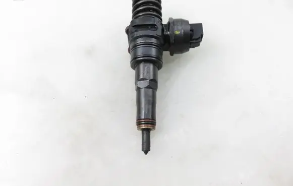 Volkswagen Golf V Fuel injector 0414720215 038130073AG