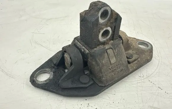 Engine mount bracket