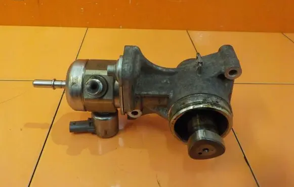 BMW 1 F20 F21 Fuel injection high pressure pump 8605103