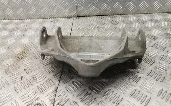 Volkswagen Touareg I Front shock absorber mounting bracket 412391