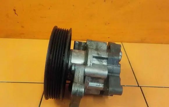 Mercedes-Benz C AMG W204 Power steering pump 303A2