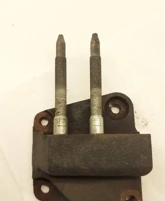 Honda FR-V Engine mounting bracket