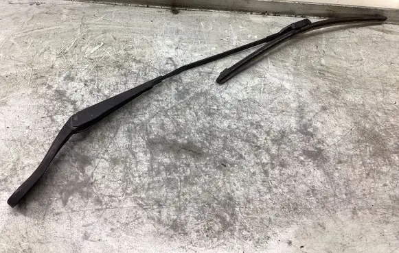 Volvo V70 Front wiper blade arm 31276003