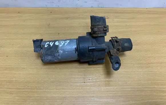 Mercedes-Benz E W210 Water pump 0018353564 C4697