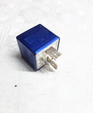 Volkswagen PASSAT B5 Other relay 8A0951253