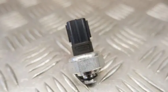 Lexus ES 300h (7th Gen) Air conditioning (A/C) pressure sensor 8871911010