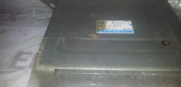 Mazda 323 Engine control unit/module B3P718881A E2T83671T