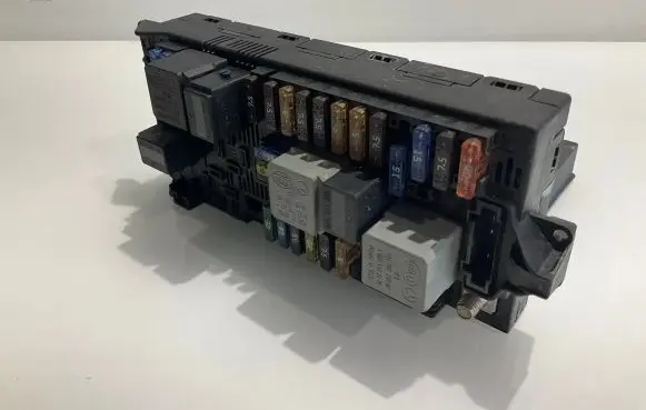 Mercedes-Benz CLS C219 Fuse module 2115457701 A2115457701