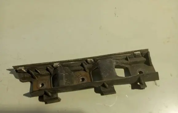 Volkswagen PASSAT B6 Front bumper mounting bracket 3C0807184