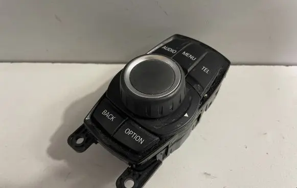 Head unit multimedia control