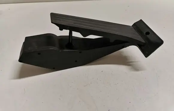 Accelerator throttle pedal