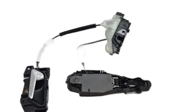 Peugeot 3008 II Front door lock 104235