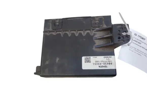Toyota Avensis T270 Air conditioning/heating control unit 8865005251 MB1777001850