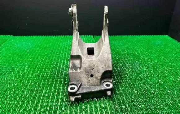 Peugeot 407 Engine mounting bracket 9653919280