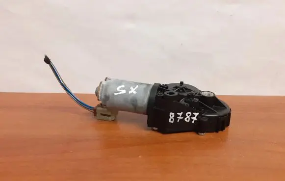 BMW X5 E70 Seat adjustment motor 0390204002 8787
