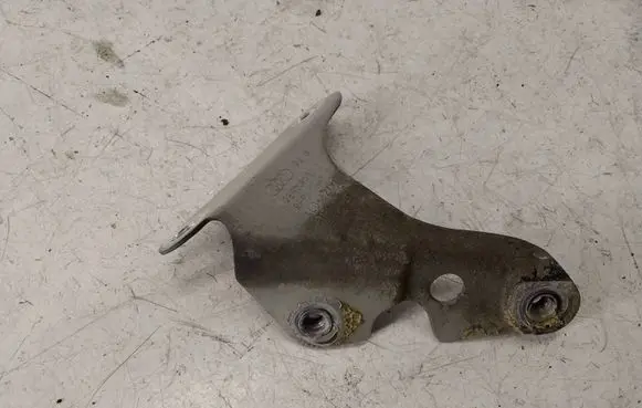 Audi Q7 4L Fender mounting bracket 4L0821136