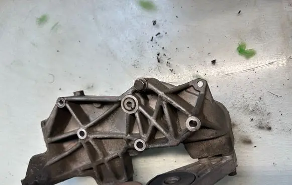 Volkswagen PASSAT B5 Generator/alternator bracket 3123