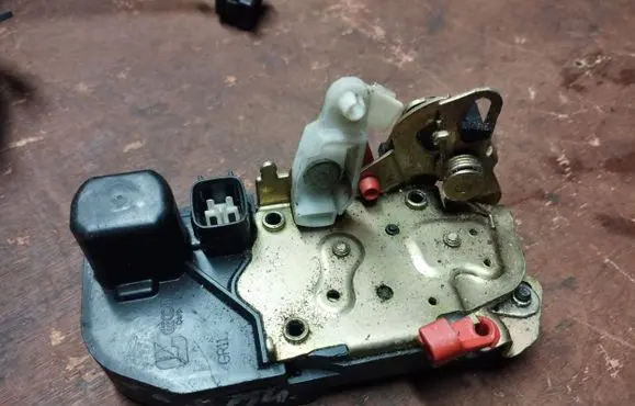 Dodge Durango II Rear door lock