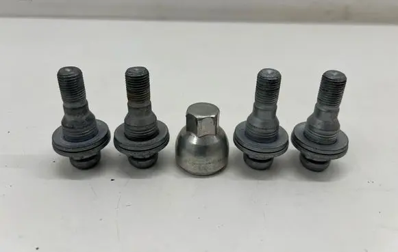 Fiat 600 Anti-theft wheel nuts and lock 